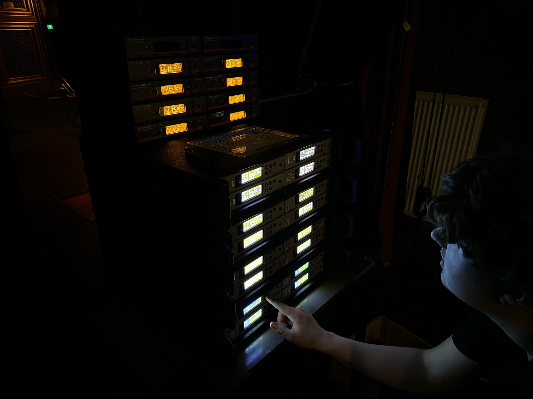 Technicus controleert de draadloze microfoonontvangers