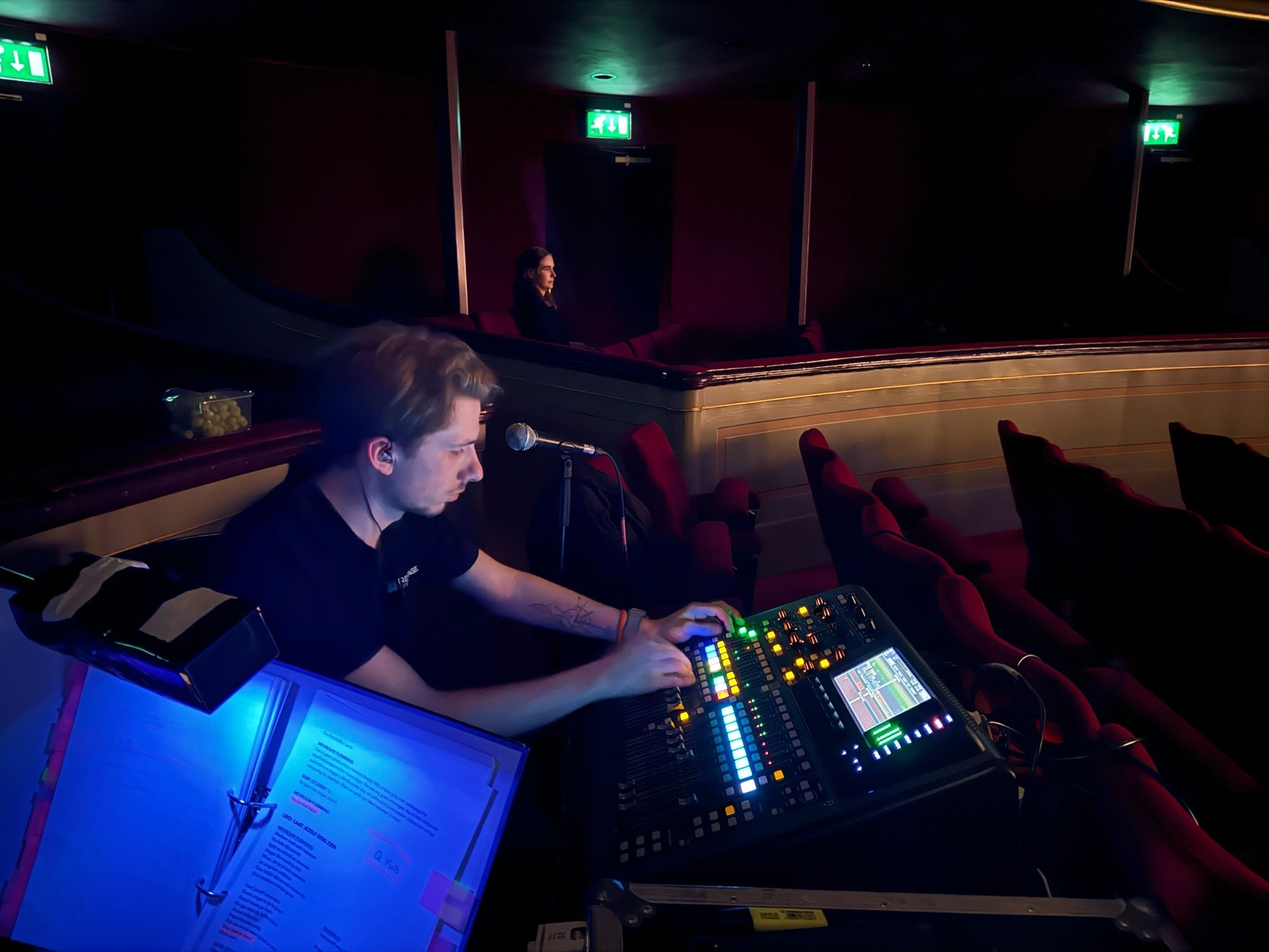 ReStage-geluidstechnicus aan de mengtafel