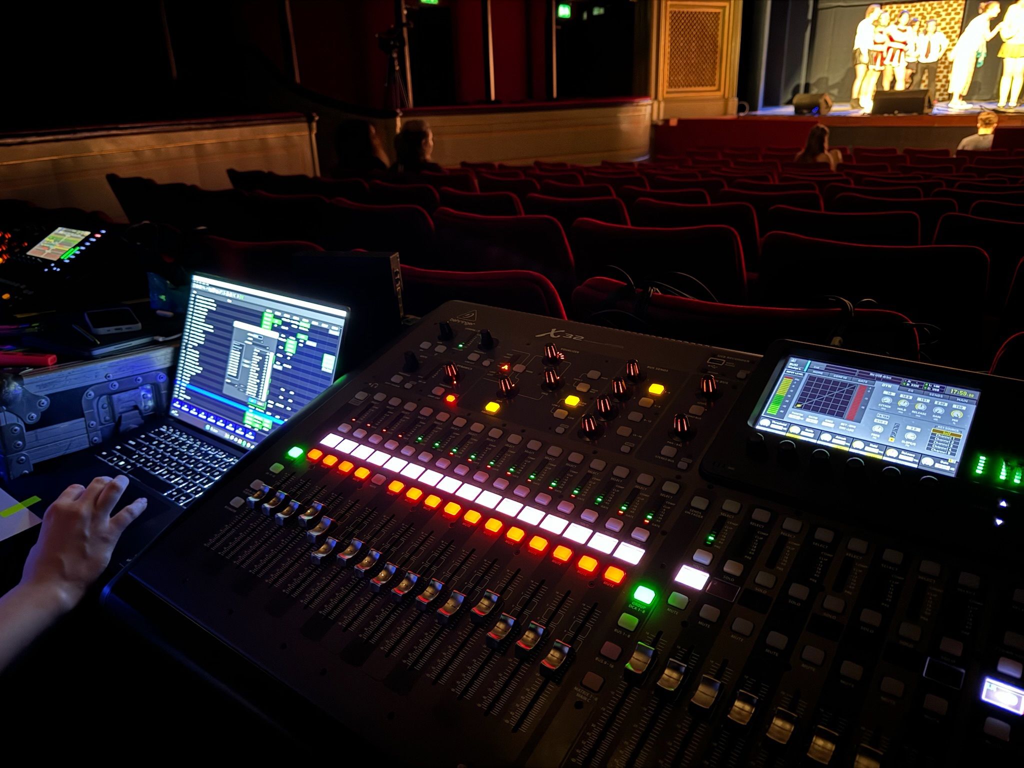 Behringer X32 met het podium op de achtergrond